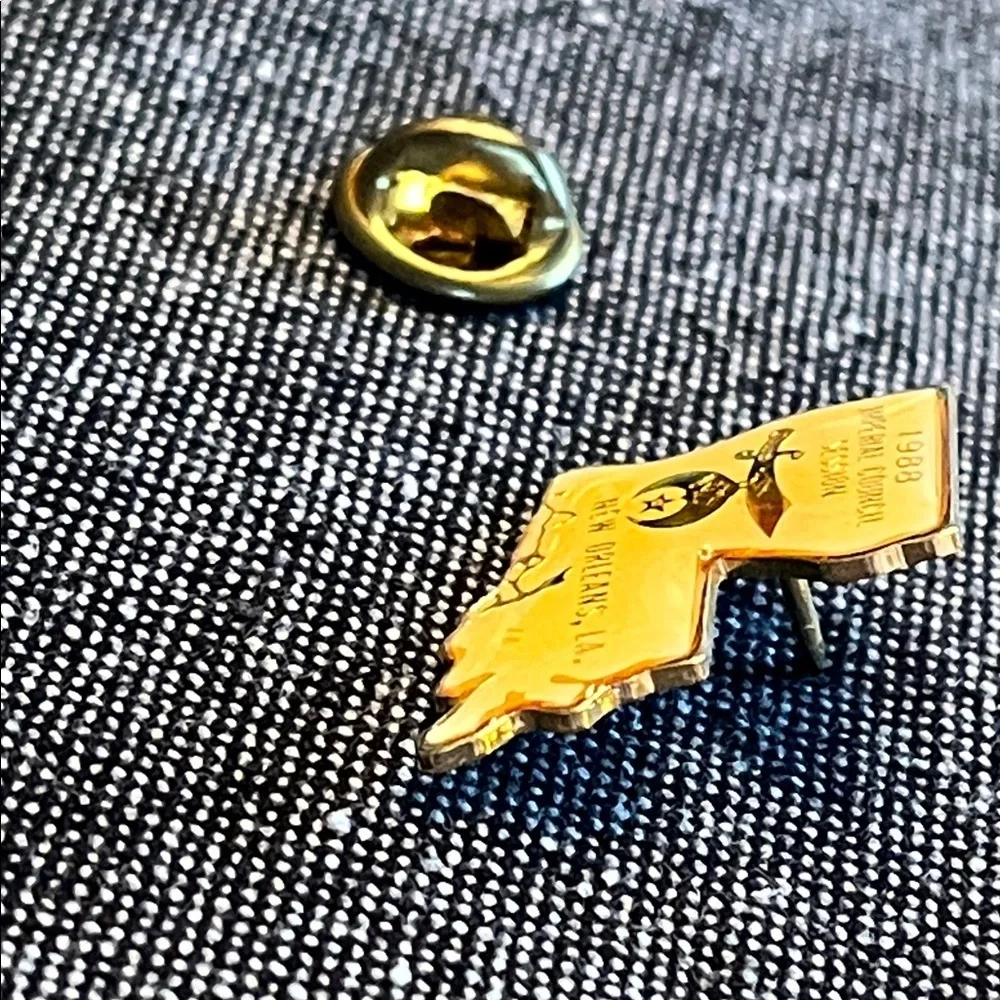1988 New Orleans Louisiana Gold Lapel Pin